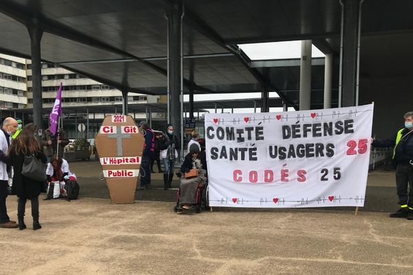 Le collectif Inter-Hôpitaux veut alerter le public sur l'état des établissements de santé, notamment à Besançon.