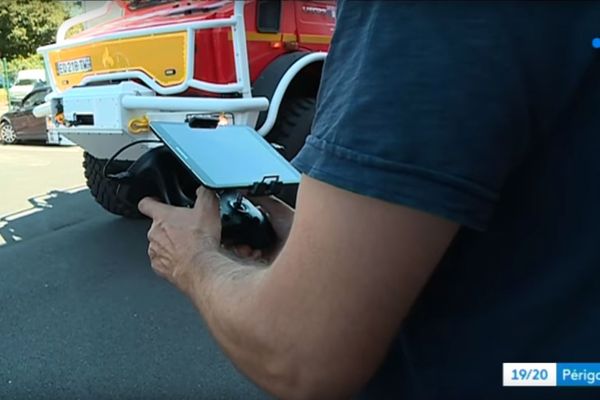 Les drones des pompiers de Dordogne doivent rendre les interventions plus sûres et plus efficaces. Une vingtaine de télépilotes seront formés à terme.