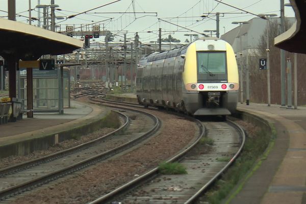 Un TER partant de la gare de Nevers (Nièvre) le 23 décembre 2023.