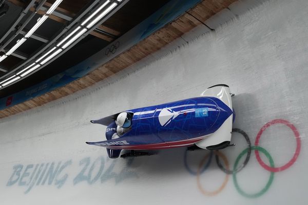 Romain Heinrich et Dorian Hauterville lors de la 1re manche du bobsleigh à deux sur la piste de Yanqing aux JO de Pekin.