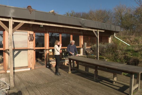 Cette maison est troglodytique. Elle a été construite par Luc Vallois dans le pays de Bray (Seine-Maritime). Elle est autonome énergétiquement grâce à des panneaux photovoltïaques et un chauffe-eau solaire.