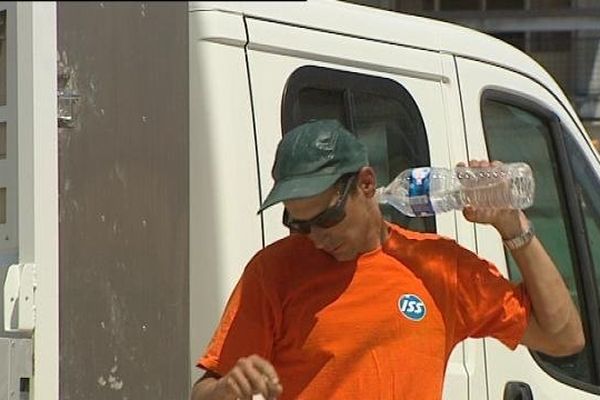 Ceux qui ont le droit boivent au moins 5 litres d'eau pas jour...