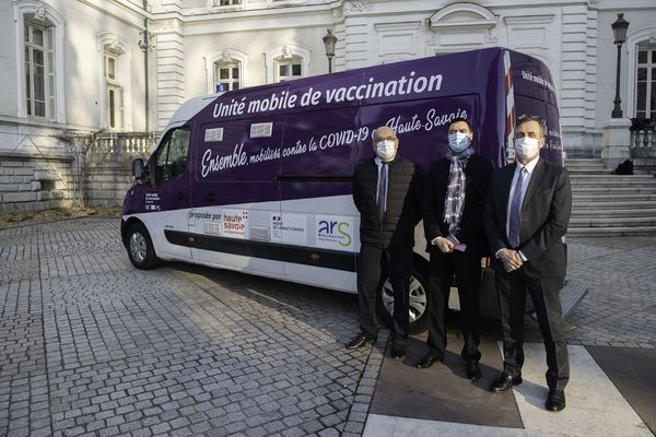 De gauche à droite : Christian Monteil, président du Département de la Haute-Savoie, Alain Espinasse, préfet de la Haute-Savoie, et Luc Rollet, directeur départemental de l’Agence Régionale de Santé. 