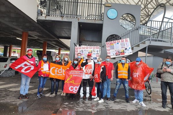 Une cinquantaine de grévistes se sont rassemblés devant l'hypermarché Auchan ce matin. Cela n'était pas arrivé depuis 20 ans selon l'intersyndicale. 