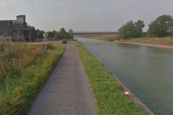 Le corps a été découvert par des pêcheurs, flottant sur le canal du Nord.