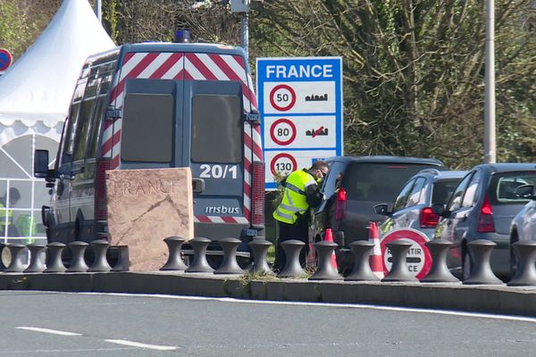 Point de contrôle de police à Hendaye sur le pont Saint-Jacques, une voie de passage très fréquentée par les migrants qui passent par Espagne pour rejoindre la France. Tous les véhicules sont contrôlés depuis mars 2021.