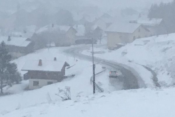 Il neige à gros flocons à Bois d'Amont dans le Jura