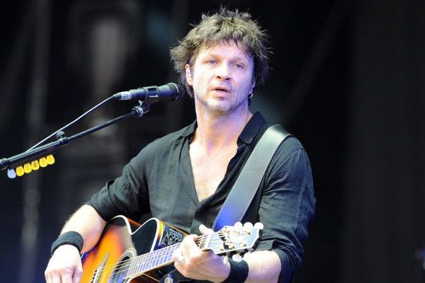 Bertrand Cantat sur scène en juillet 2014, au festival des Vieilles Charrues avec le groupe Détroit.