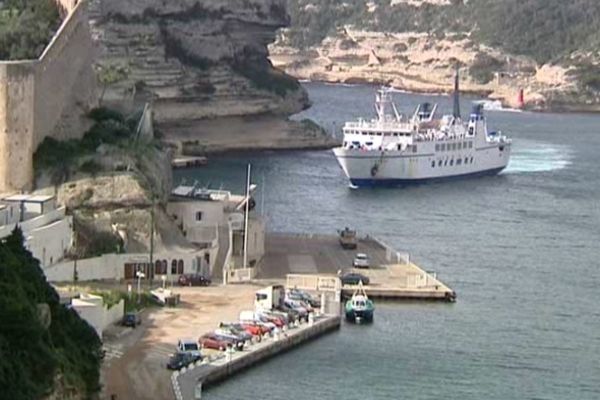 Le  petit port de Bonifacio