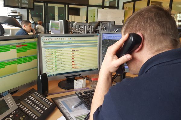 Le Codis du Puy-de-Dôme prend 200 appels par heure au lieu de 400 par jour, pour une journée habituelle. Lundi 6 mars 2017