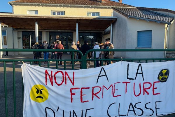 Des parents d'élèves contre la fermeture d'une classe à l'école de Chamborêt en Haute-Vienne - 20/02/23 -