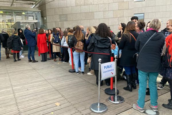 Les supporteurs de Gisèle Pelicot, toujours assidus, sont là au petit matin, impatients d'assister aux réquisitoires des deux avocats généraux.