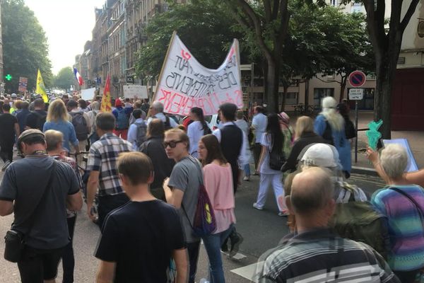 Manifestation des "anti-pass sanitaire" dans les rues de Rouen le 25 septembre 2021.