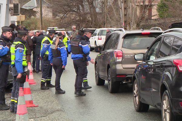 Douane et gendarmerie coordonnées ce vendredi 8 mars pour un contrôle à la frontière avec l'Espagne. 300 automobilistes contrôlés dans une matinée pour 216 cartouches saisies.