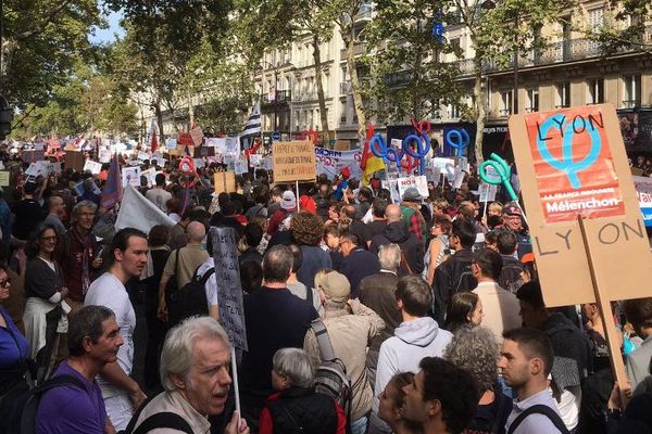 4 cars sont partis du Rhône ce matin pour conduire les militants rhodaniens à la manifestation de la "France insoumise".