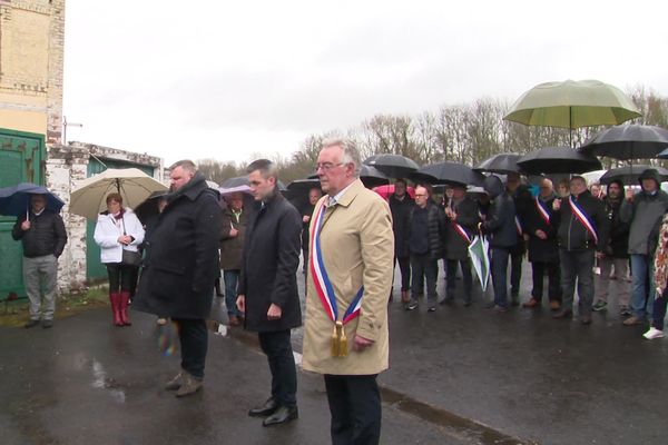 Vingt ans après l'explosion mortelle, un hommage a eu lieu devant l'entrée de l'usine Nitrochimie de Billy-Berclau, aujourd'hui désaffectée.