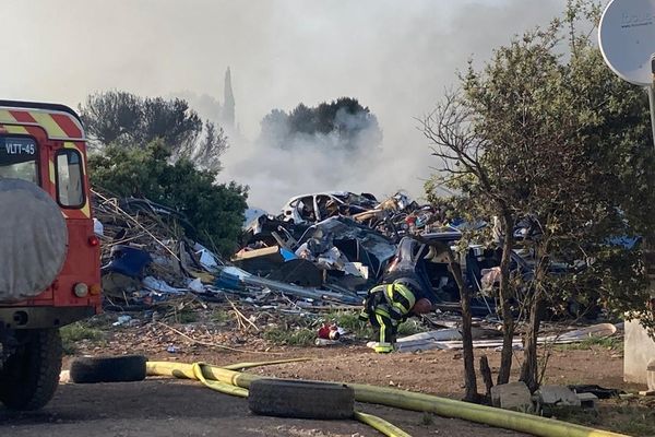 L'incendie a détruit une dizaine de caravanes et des véhicules.