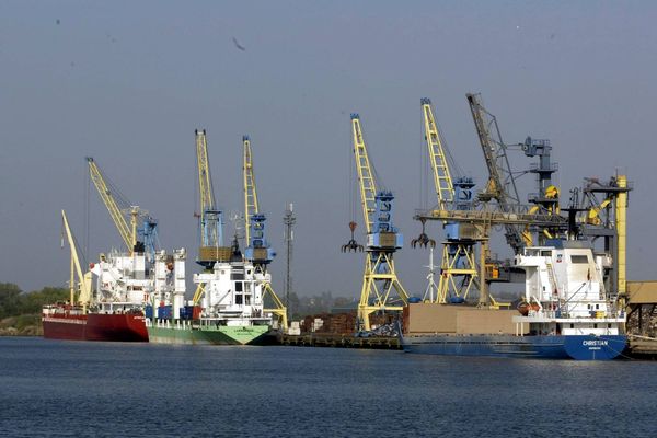 Des navires sur le bassin de Blainville dans le port de Caen. 