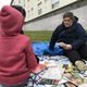 Bernadette, bénévole à ATD Quart Monde, vient lire le mercredi pour les enfants du quartier de Bellevue.