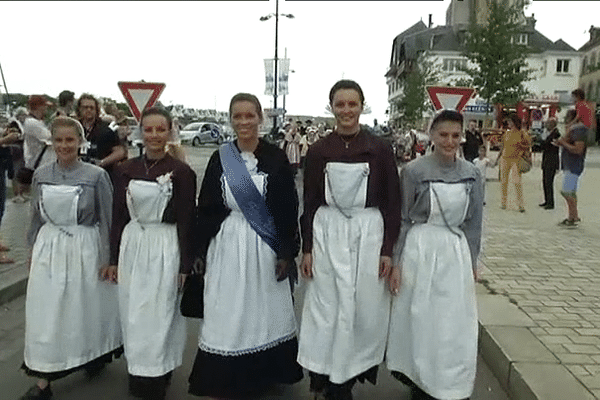 La reine des Filets Bleus, la vice-reine et les demoiselles d'honneurs