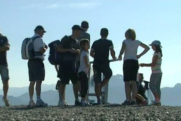 Au sommet du Semnoz, on admire le paysage avant d'acclamer les coureurs