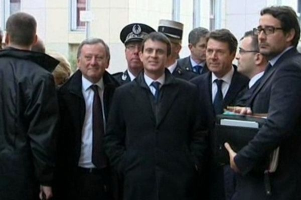 Manuel Valls en visite dans le quartier de l'Ariane, à Nice