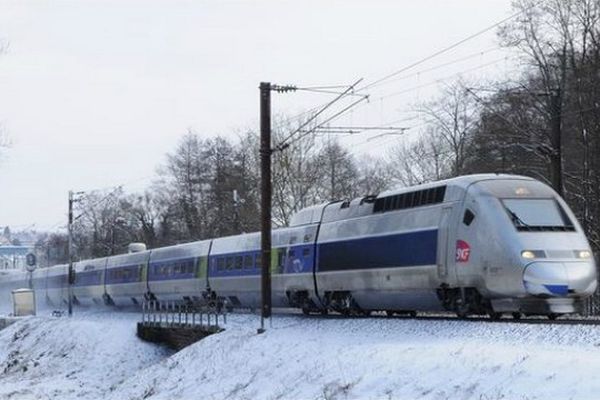 Un TGV sous la neige. 