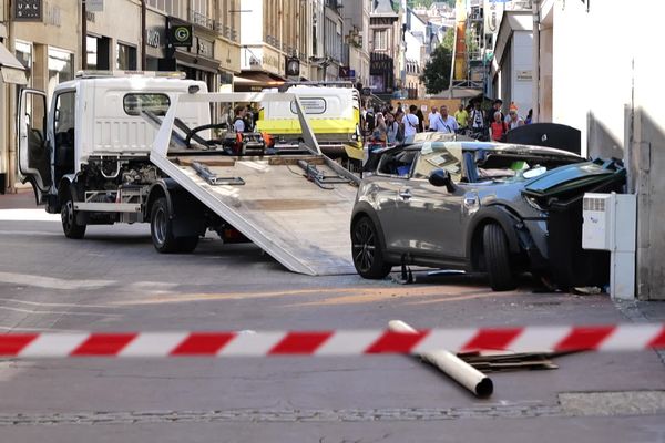 Une voiture fonce dans un pilier de soutènement dans une rue piétonne très fréquentée en centre-ville de Rouen, vendredi 15 juillet 2022.