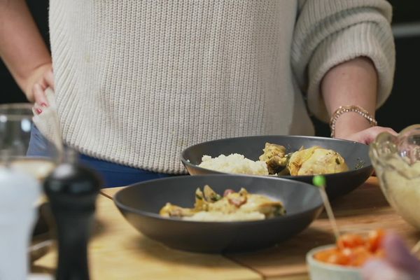 La recette de tajine de poulet aux olives et citrons confits dans "Titoff fait son chef".