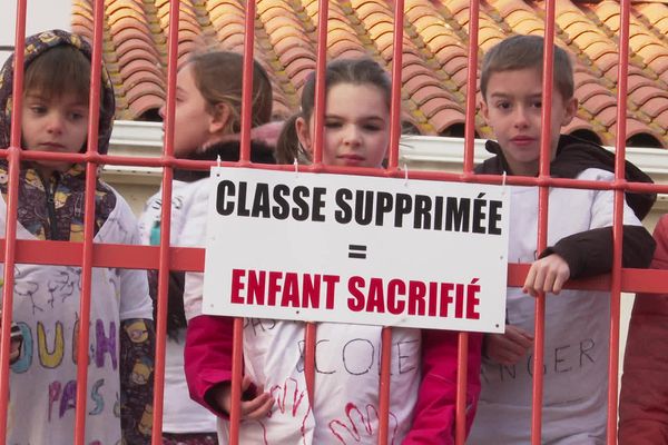 Opoul-Périllos (Pyrénées-Orientales) - manifestation des parents et des élèves contre la suppression d'une classe - 27 janvier 2023.