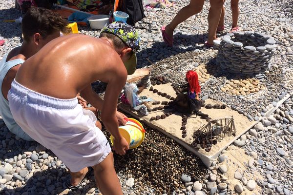 Deux jeunes participants tentent de réaliser le château parfait.