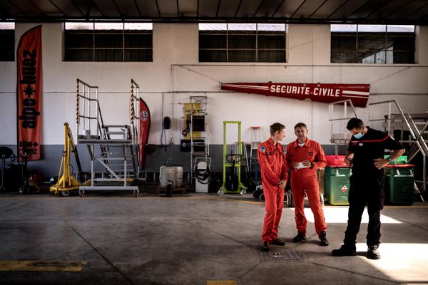 Des membres de la Sécurité civile à l'aérodrome du Versoud (Isère) après le crash d'un hélicoptère qui a fait un mort.