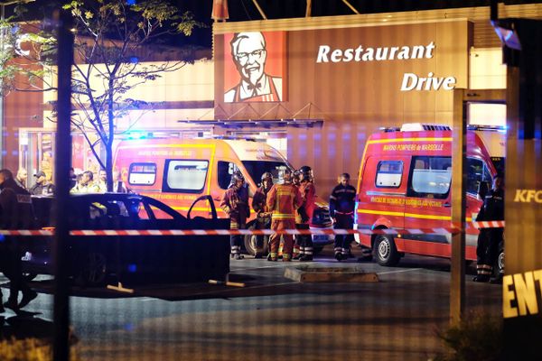 Le 21 octobre 2016, deux hommes scooter tirent sur les occupants d'une Clio stationnée devant un restaurant KFC de Marseille.