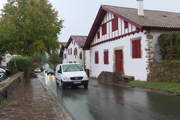 Selon une étude de l'association nationale Respire, entre 6000 et 9000 véhicules traversent le bourg de Ainhoa chaque jour dans le pays basque, septembre 2022.