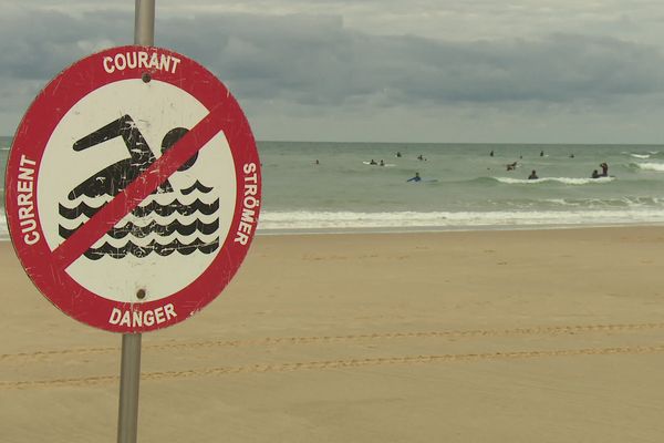 Sur cette plage de Lacanau, un panneau prévient les baigneurs de la présence des courants de sortie de baïnes. 