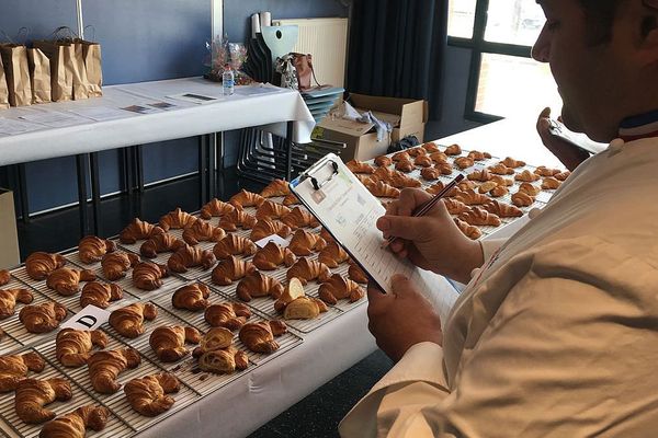 Un des membres du jury du concours du meilleur croissant au beurre AOP d'Isigny 