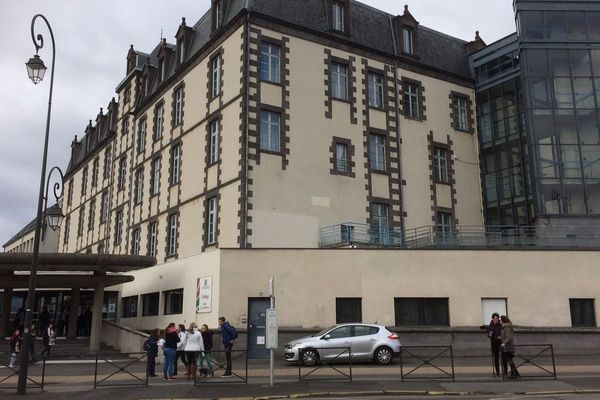 Une élève de troisième du collège Michel de L’Hospital, à Riom, dans le Puy-de-Dôme a fait une chute mortelle, ce lundi matin, vers 11H00. 