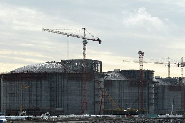 En construction depuis 2011, ce terminal de gaz naturel liquéfié (GNL) de Dunkerque est le deuxième plus important chantier industriel en cours en France, derrière celui du réacteur nucléaire EPR de Flamanville.