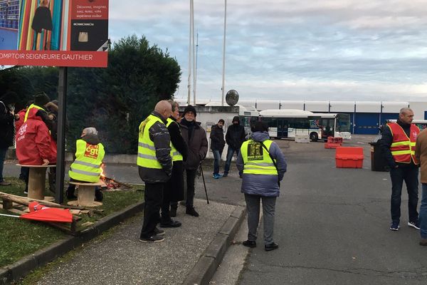 Les grévistes ont bloqué  tôt ce jeudi 9 janvier le dépôt de bus TBM de l'agglomération bordelaise. 