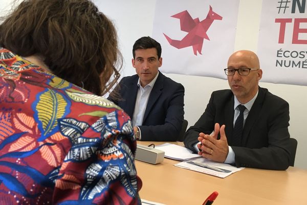 Jérôme Baloge, maire de Niort (à gauche) et Bruno Lacoste, directeur marketing de la MAAF et directeur de Niort Tech, à Niort le 17 mai 2018.