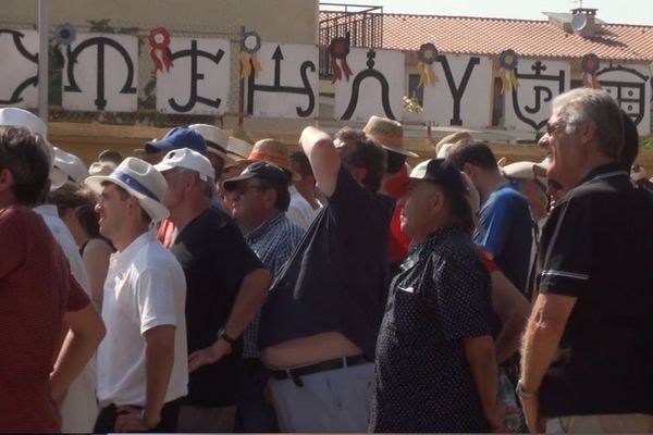 15 juillet, Céret. Un seul tir cadré et pourtant, à la mi-temps, la France mène déjà 2 à 1 contre la Croatie. Il est 17h45. Les aficionados ont suivi la première partie du match dans la cour des arènes. Ils vont maintenant regagner leurs places dans les gradins. 