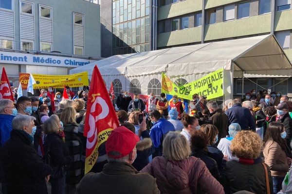 Lundi 1er mars, environ 250 manifestants se sont rassemblés devant le centre hospitalier de Vichy, dans l'Allier.