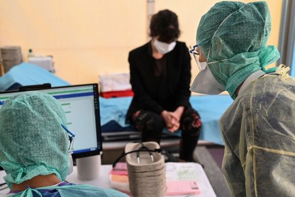 Malade examinée par des médecins, à Montpellier, début avril 2020