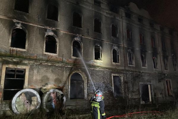 Au plus fort de l'incendie, 51 pompiers et 8 lances ont été déployées sur le site industriel de Villemur-sur-Tarn (Haute-Garonne).