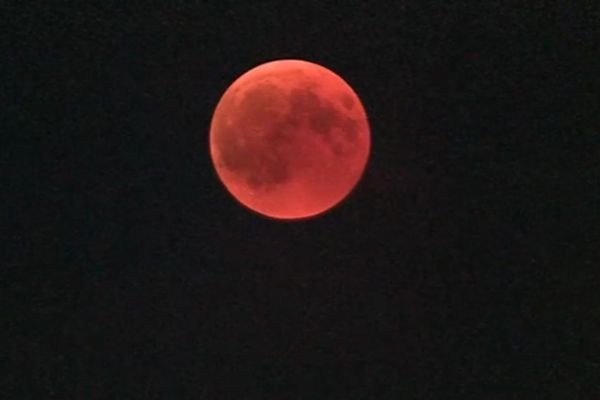 L'éclipse de lune depuis la colline de Sion, vendredi 27 juillet 2018.