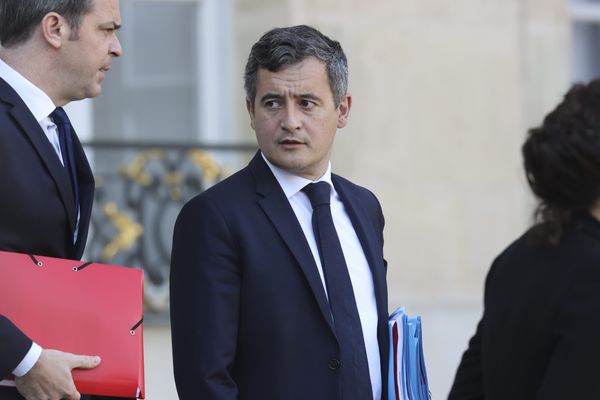 Gérald Darmanin annonce que "on va commencer effectivement à se fâcher au ministère de l'Intérieur" si le compte n'est pas suspendu. 