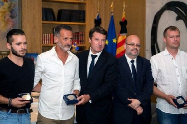 Trois Niçois -Franck, Gwenaël et Alexandre- ont été récompensés lundi par la médaille de la Ville de Nice pour leurs actes héroïques visant à arrêter le camion du terroriste de la Promenade des Anglais le 14 juillet.
