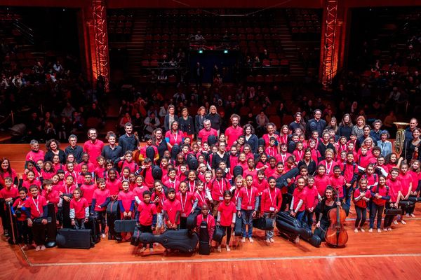 Les enfants de 7 à 12 ans répartis en 7 groupes issus de 5 territoires prioritaires de la politique de la ville, sur scène, dans le cadre du projet Démos.