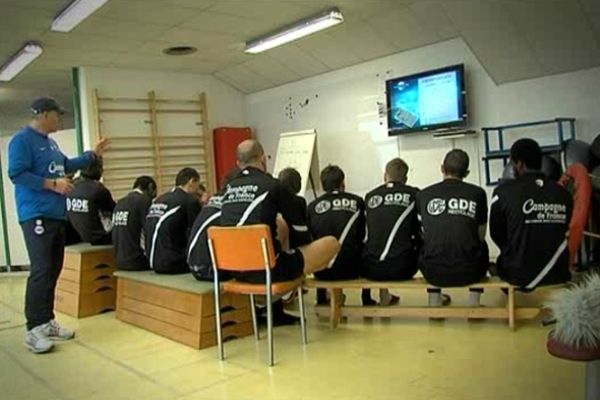 Les joueurs du Stade Malherbe préparent le match contre Nantes en salle vidéo