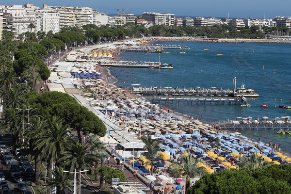 Les plages cannoises en été. 